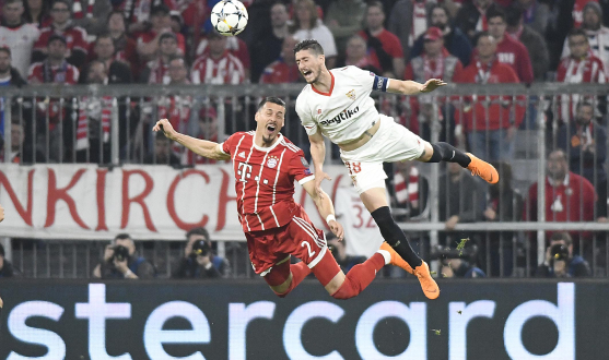 Escudero en una acción ante el Bayern