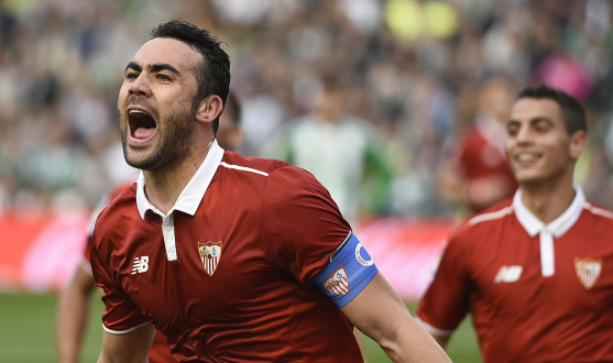 Vicente Iborra celebra un gol con el Sevilla FC