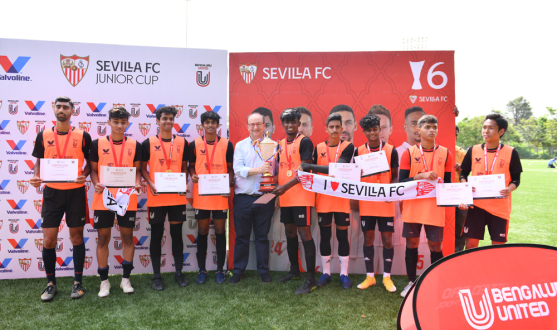 José Castro entrega el trofeo a los ganadores de la Sevilla FC Junior Cup