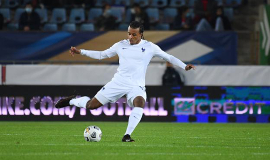 Jules Koundé en un partido con Francia sub-21