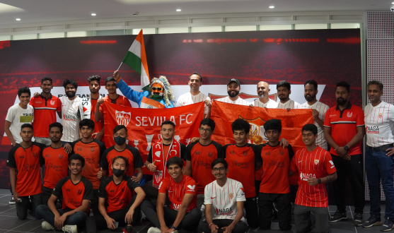 Aficionados del Bengaluru United disfrutan de la victoria sevillista