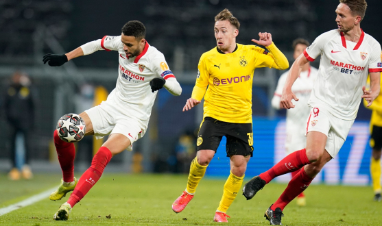 En-Nesyri del Sevilla FC ante el Borussia Dortmund