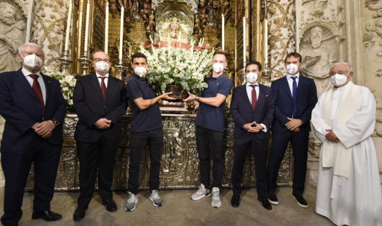 Ofrenda del Sevilla FC a la Virgen de los Reyes