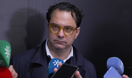 Víctor Orta speaks to the press