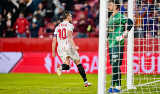 Rakitic celebrates his goal against Alavés