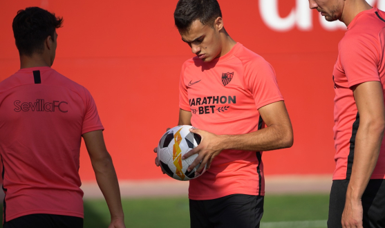 Reguilón looking at the new UEFA Europa League ball