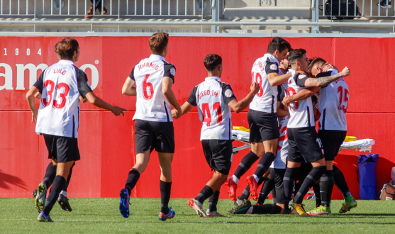 Los jugadores del Sevilla Atlético celebran un gol