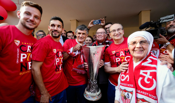 El Sevilla FC ofrece el trofeo de la UEL a las Hermanitas de los Pobres