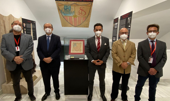 Visita a la exposición temporal sobre los cien años del escudo sevillista