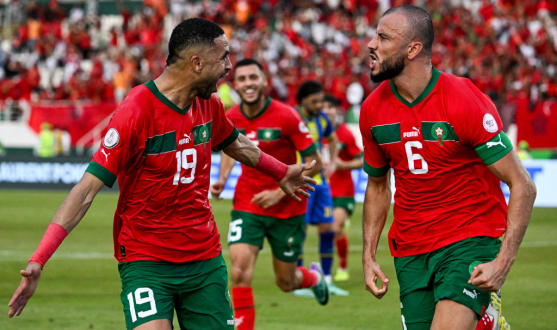 En-Nesyri y Saiss celebran el primer tanto marroquí ante Tanzania