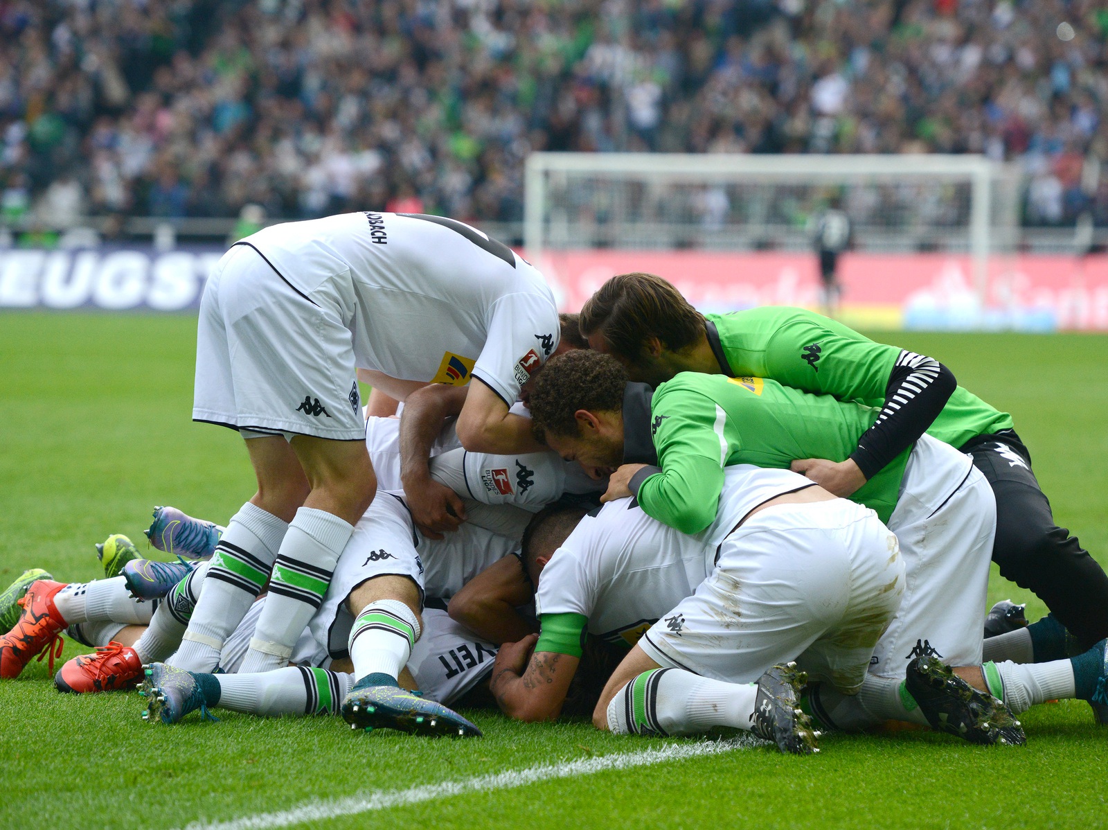 Los jugadores del Borussia Monchengladbach celebran un gol