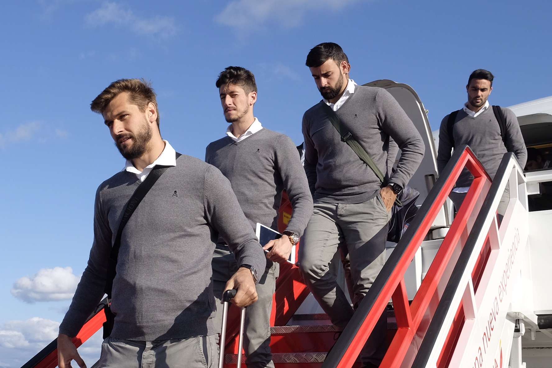 Jugadores del Sevilla FC saliendo del avión