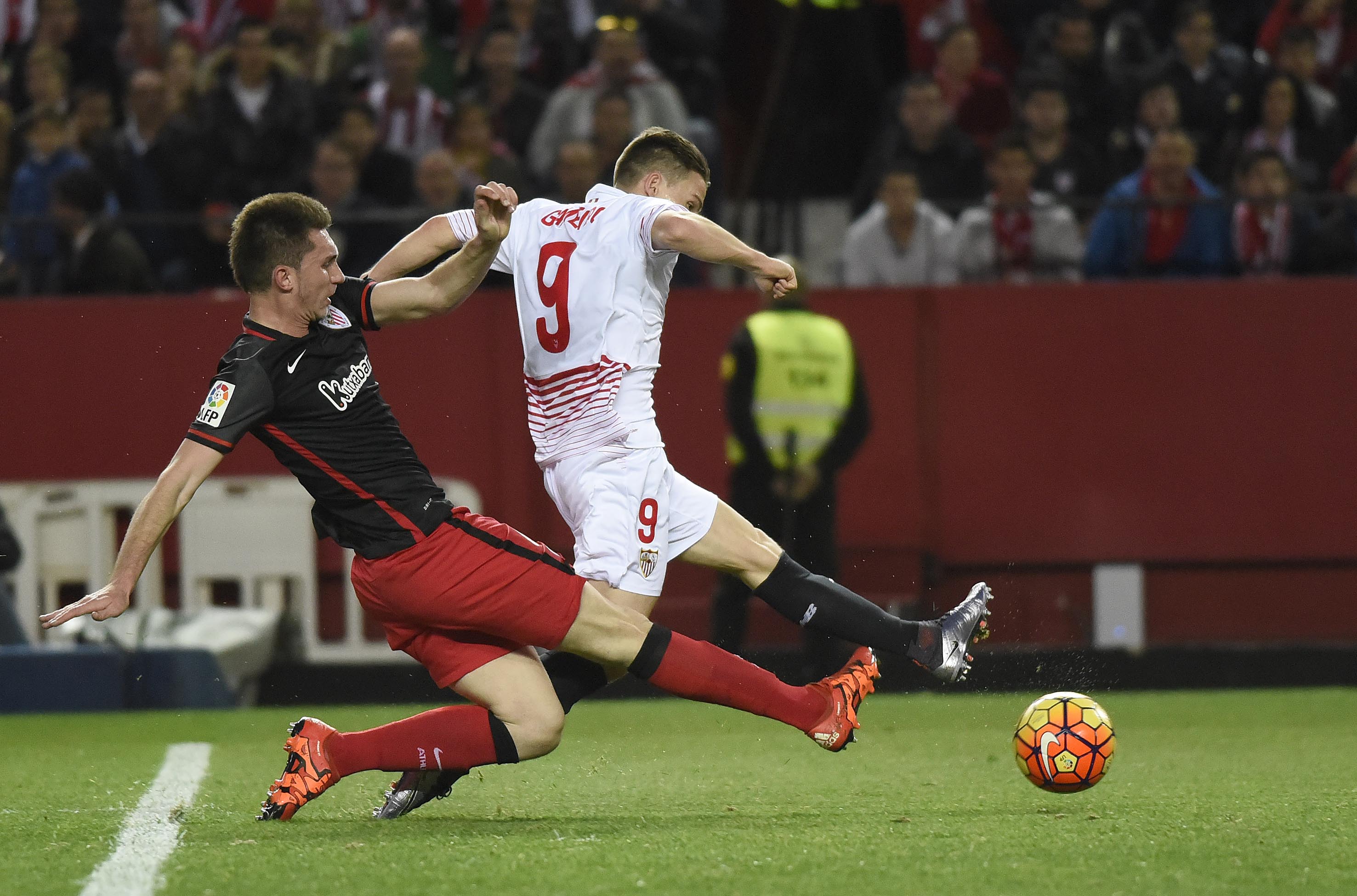 Gameiro lucha por un balón en el Sevilla-Athletic de Liga