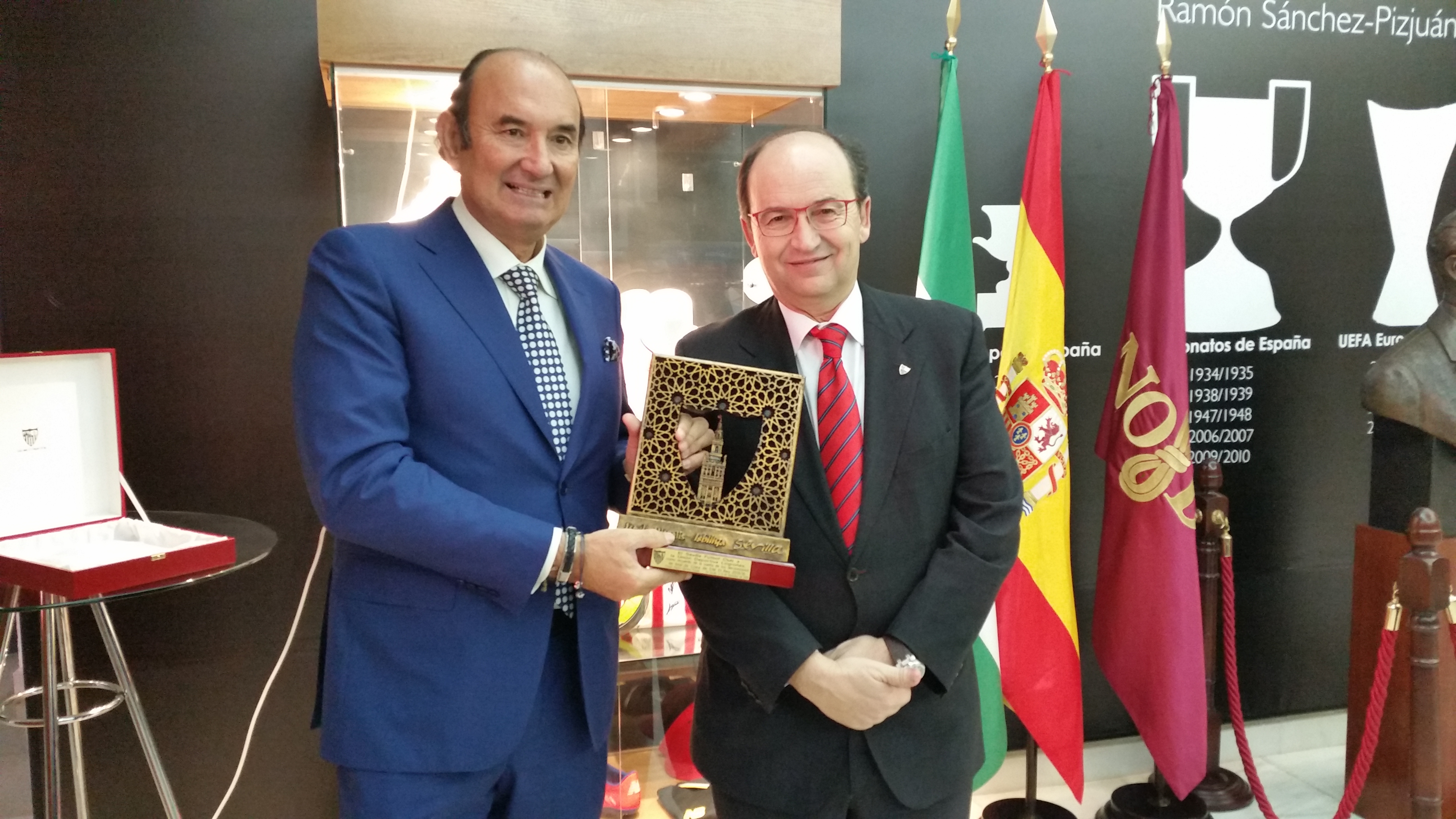 El presidente del Sevilla FC José castro junto al presidente del Logroñés