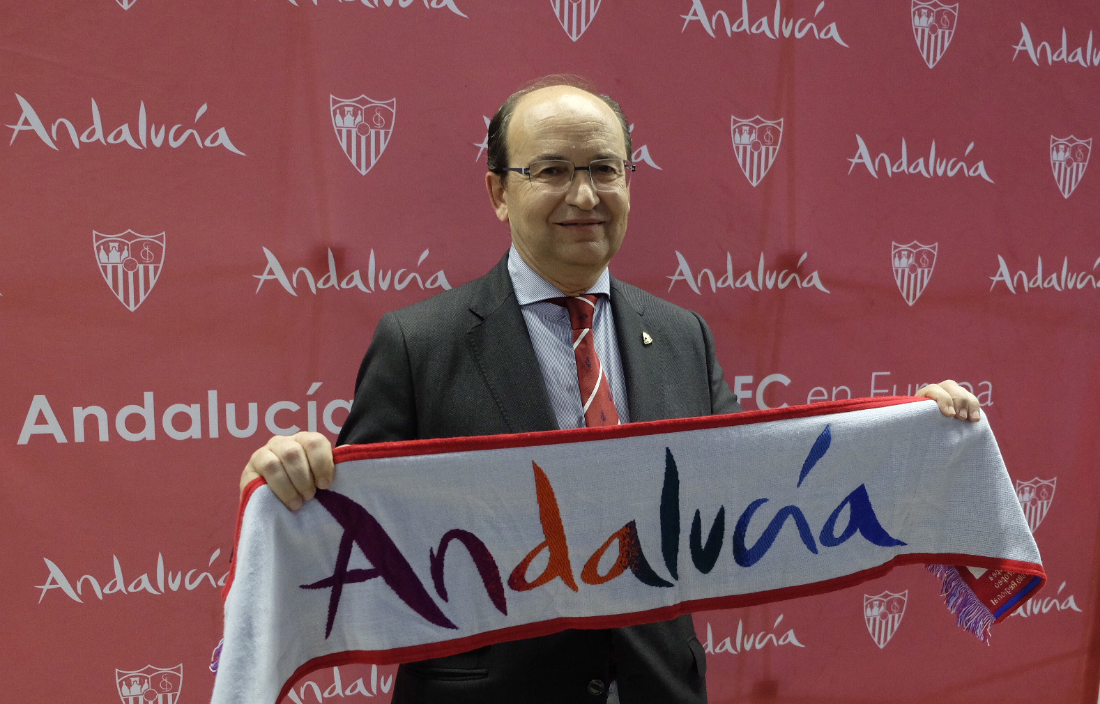 Imagen del presidente luciendo una bufanda de Andalucía