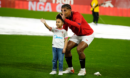Player Escort Kids Player Escort Kids