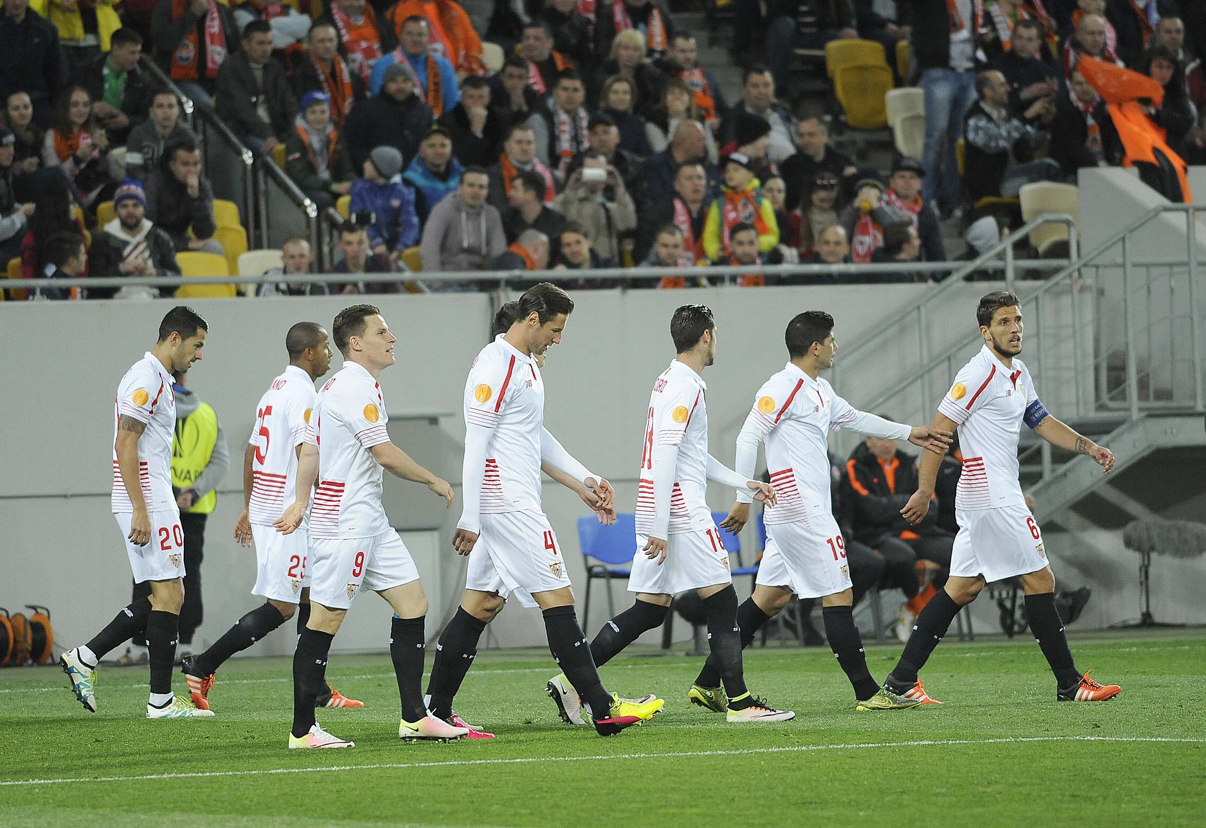 Los jugadores del Sevilla FC celebran el primer gol