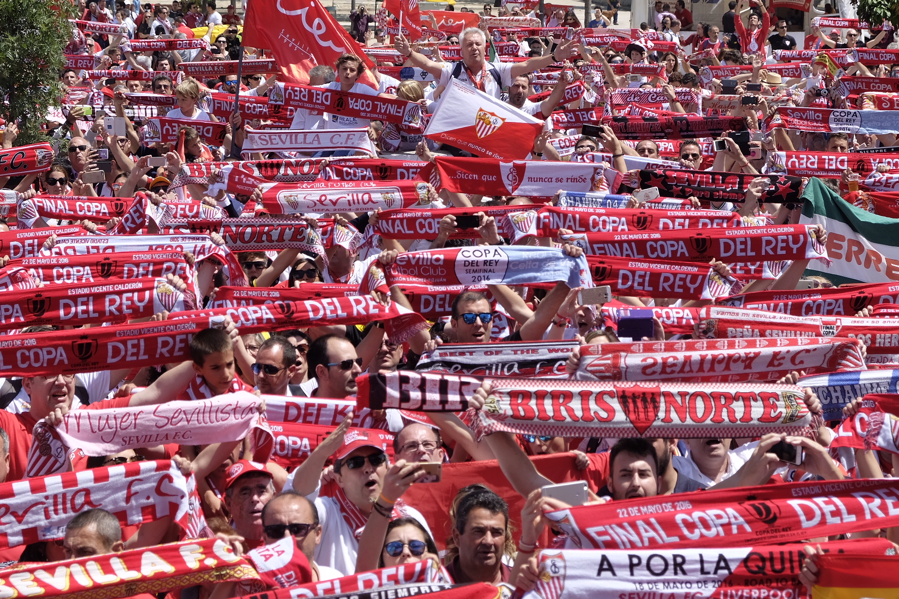 Aficionados del Sevilla FC en el Parque de San Isidro