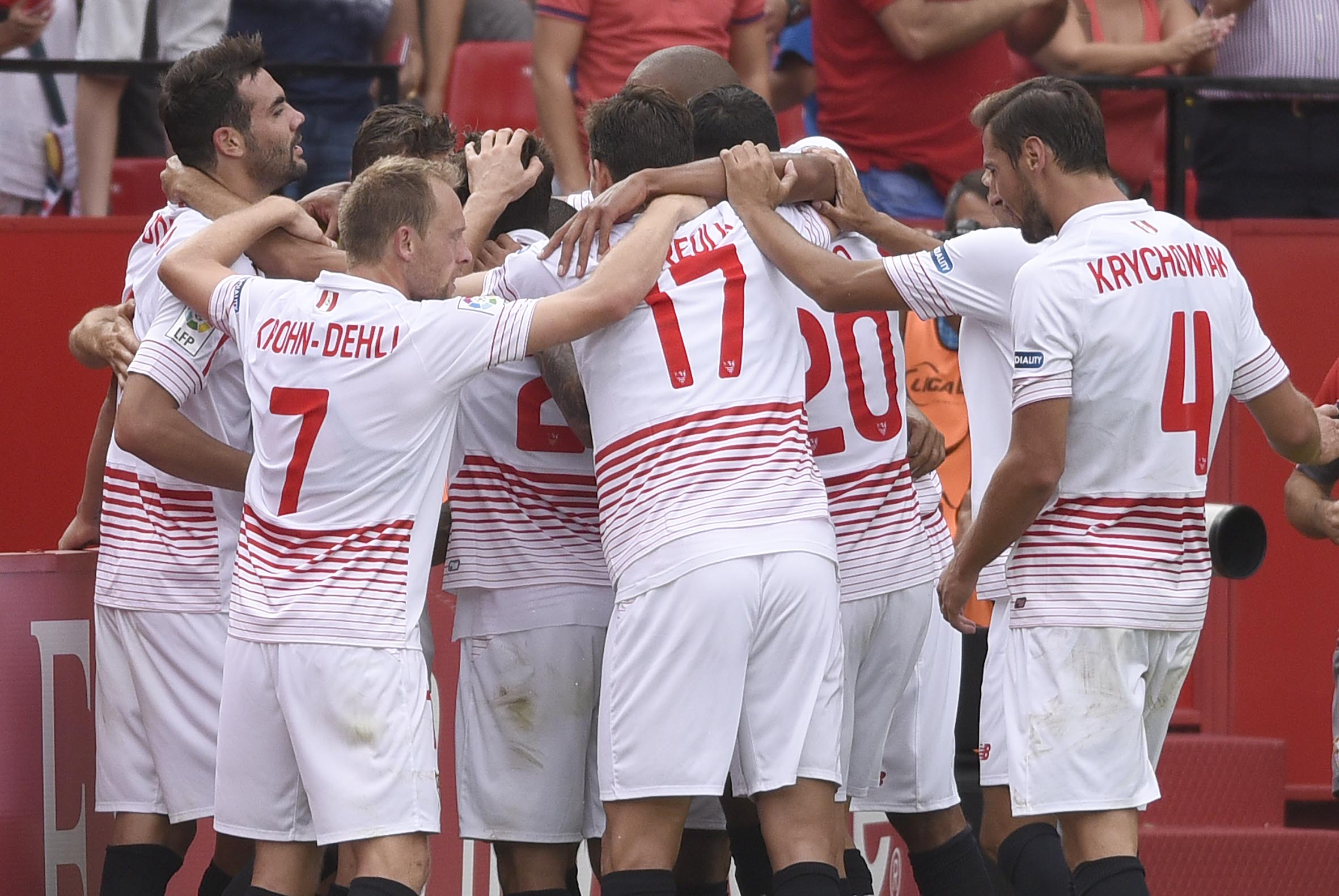 Jugdores del Sevilla celebran un gol
