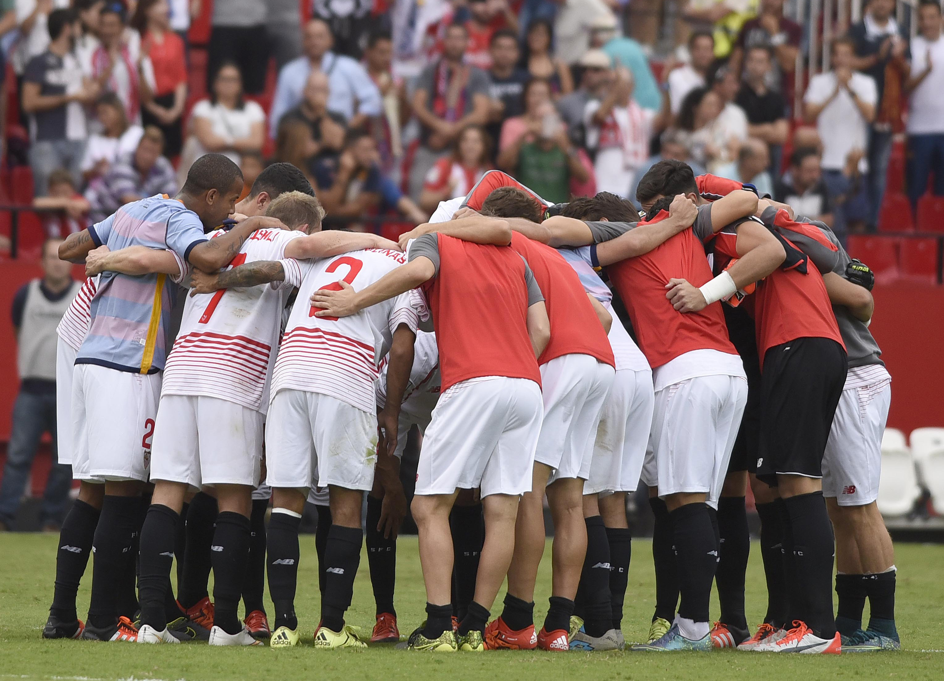 Los jugadores del Sevilla FC hacen una piña