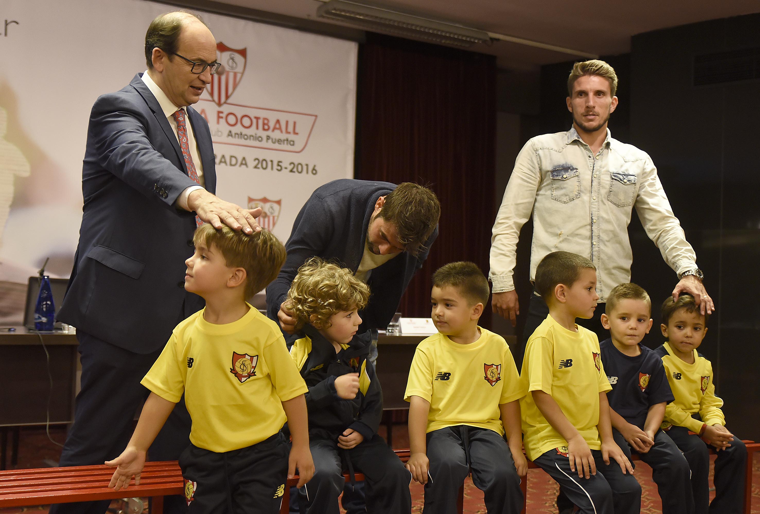 El presidente José Castro y Daniel Carriço con niños de la  Escuela de Football Antonio Puera