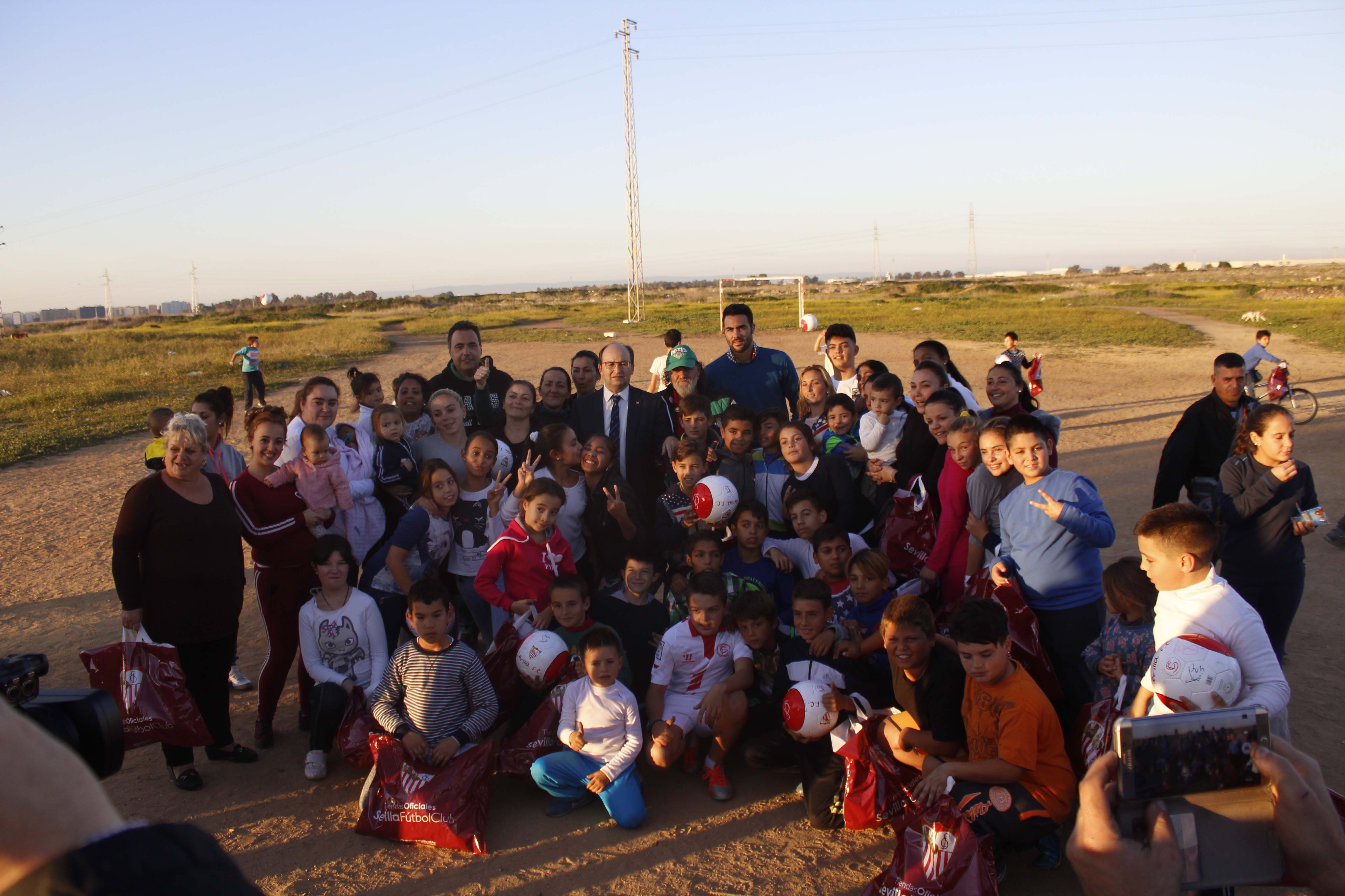La Fundación visita Torreblanca para repartir regalos entre los más pequeños