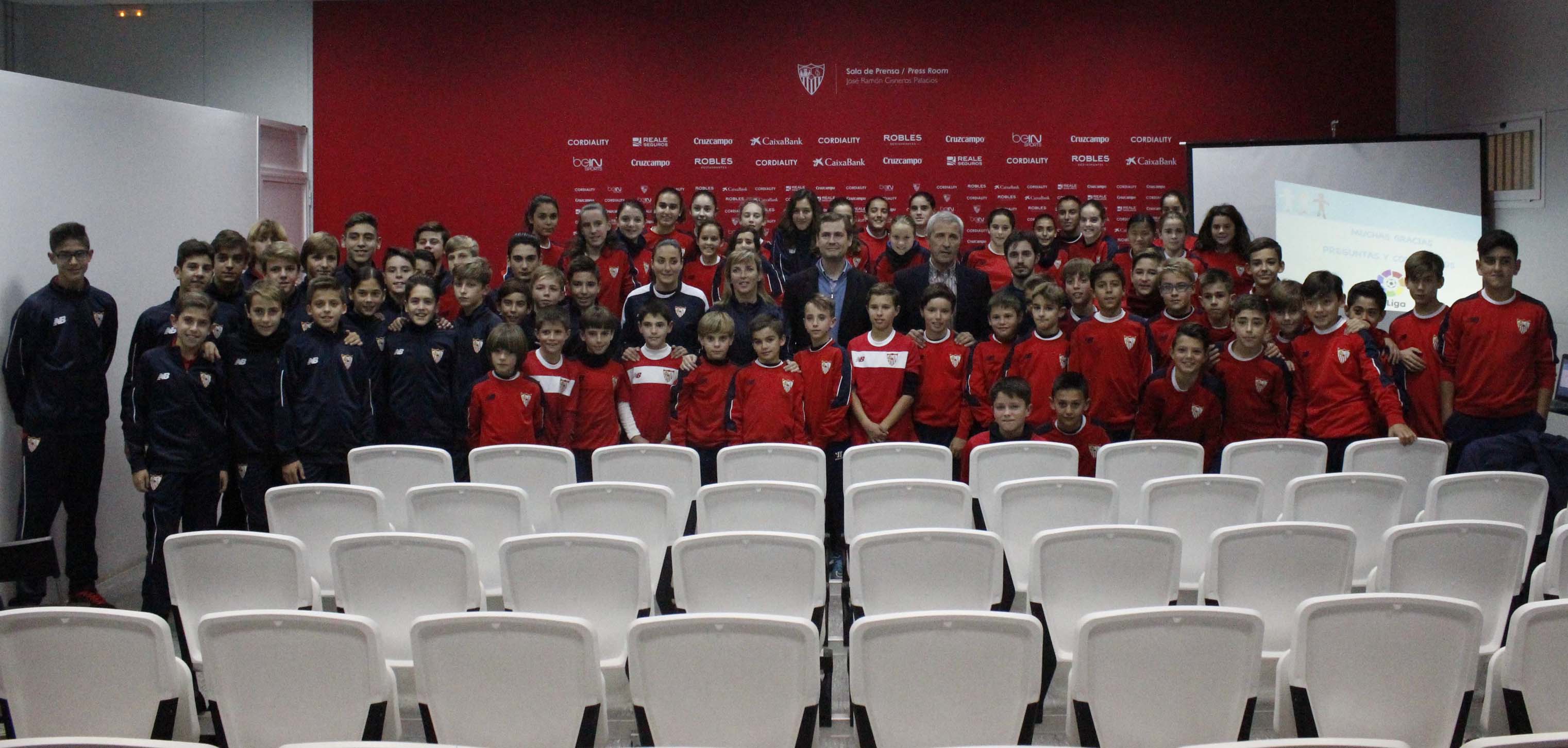 Foto de familia tras la charla de la LFP