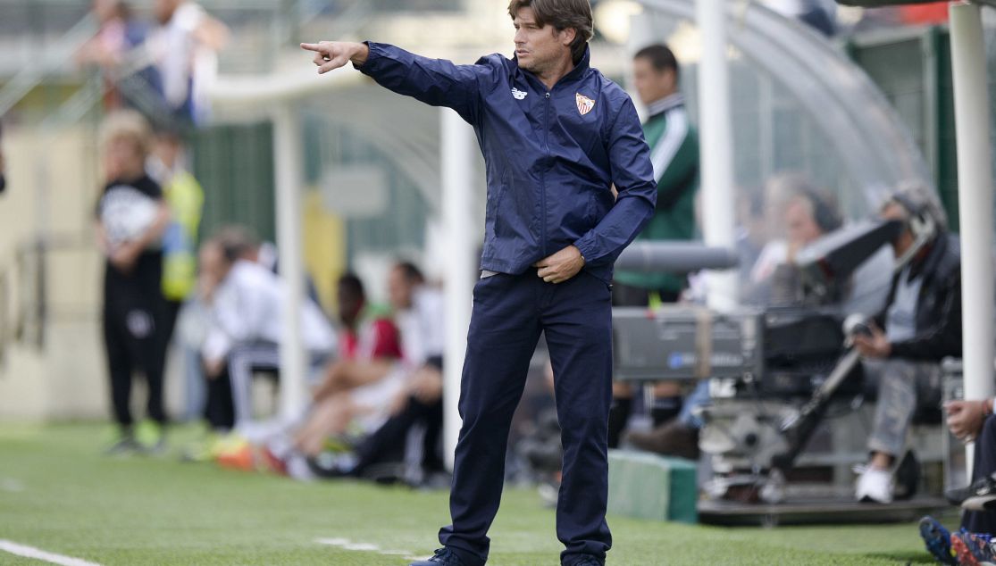 Agustín López entrenador del Sevilla FC Juvenil