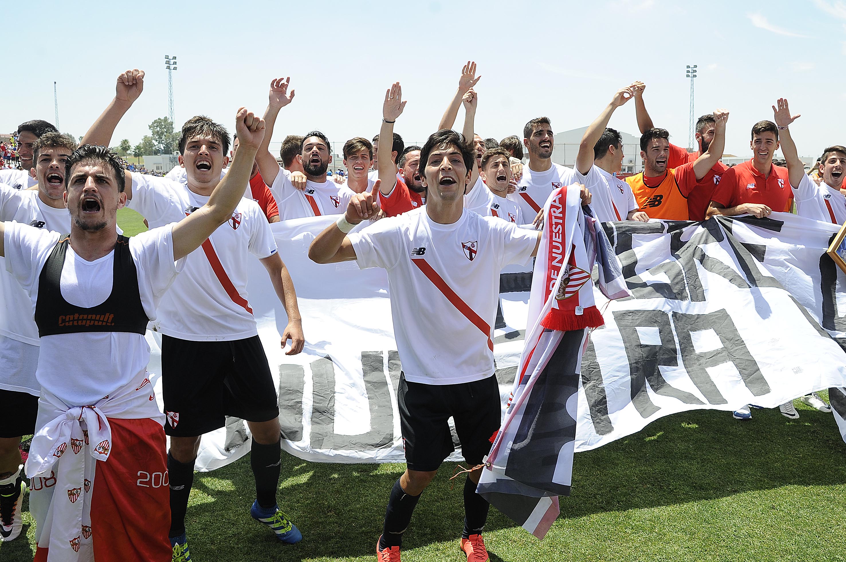 Borja Lasso celebra el ascenso a Segunda División 
