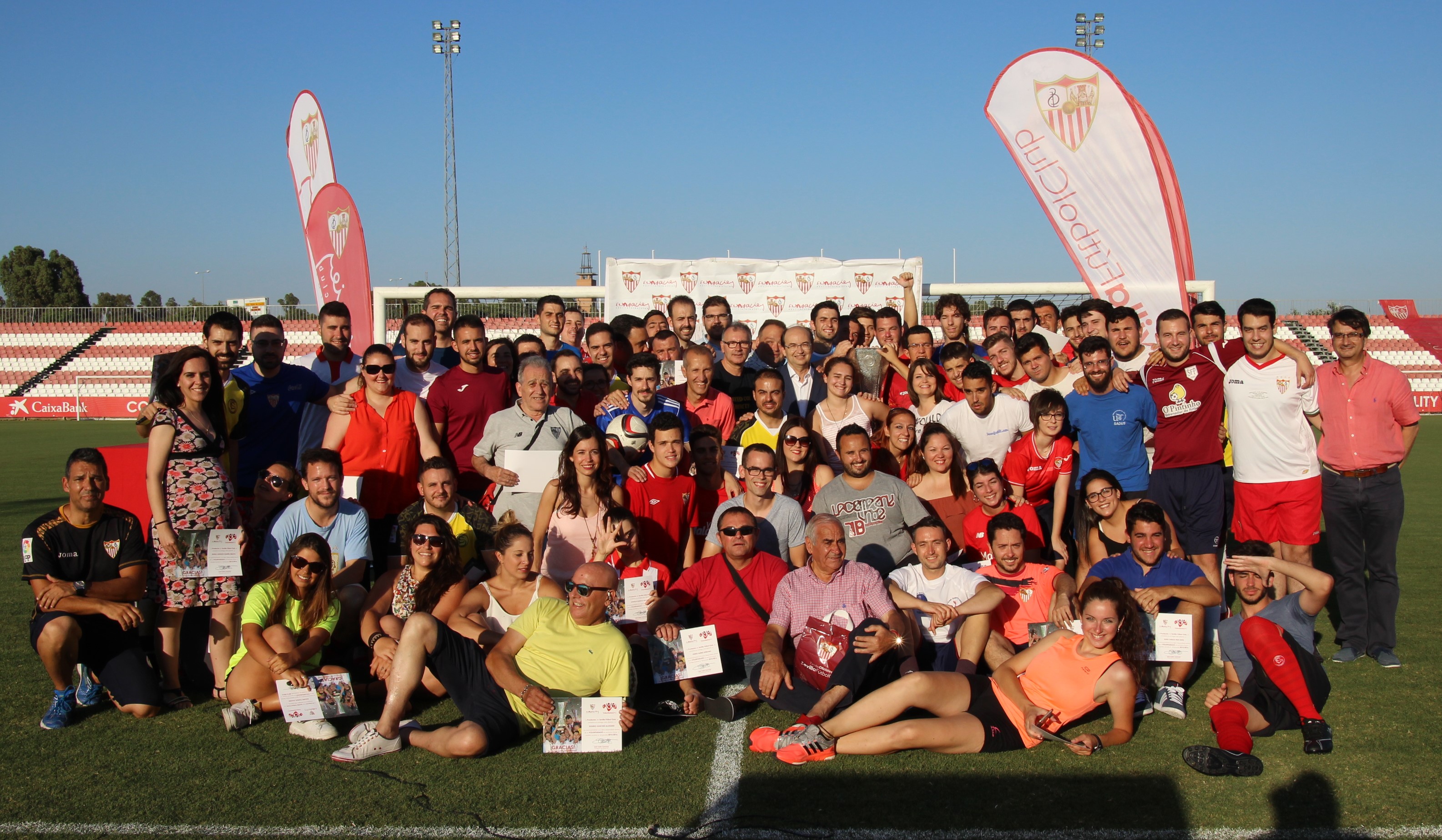 Foto de familia de los voluntarios del Sevilla FC 