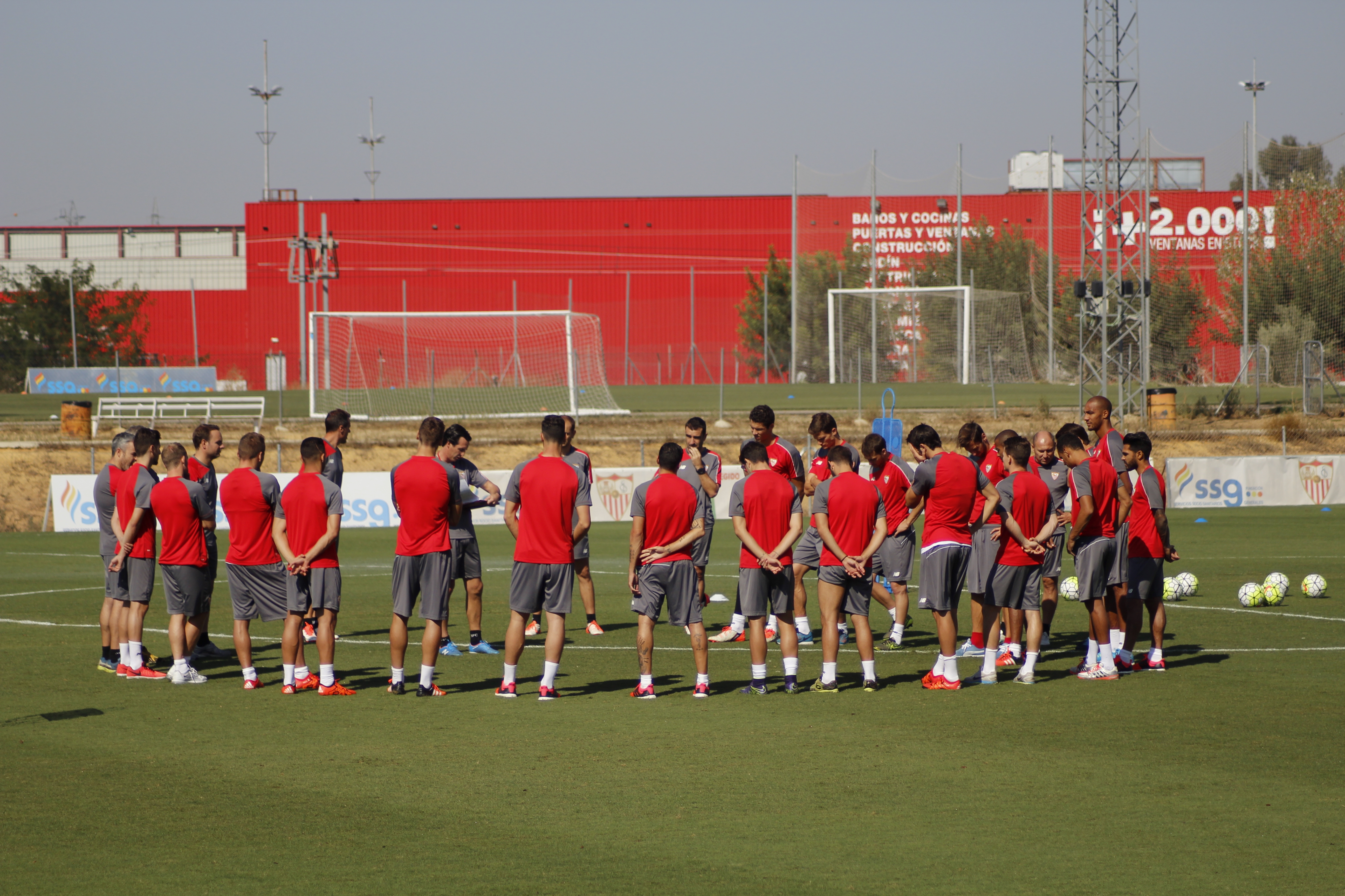 Charla inicial en el entrenamiento del Sevilla FC 