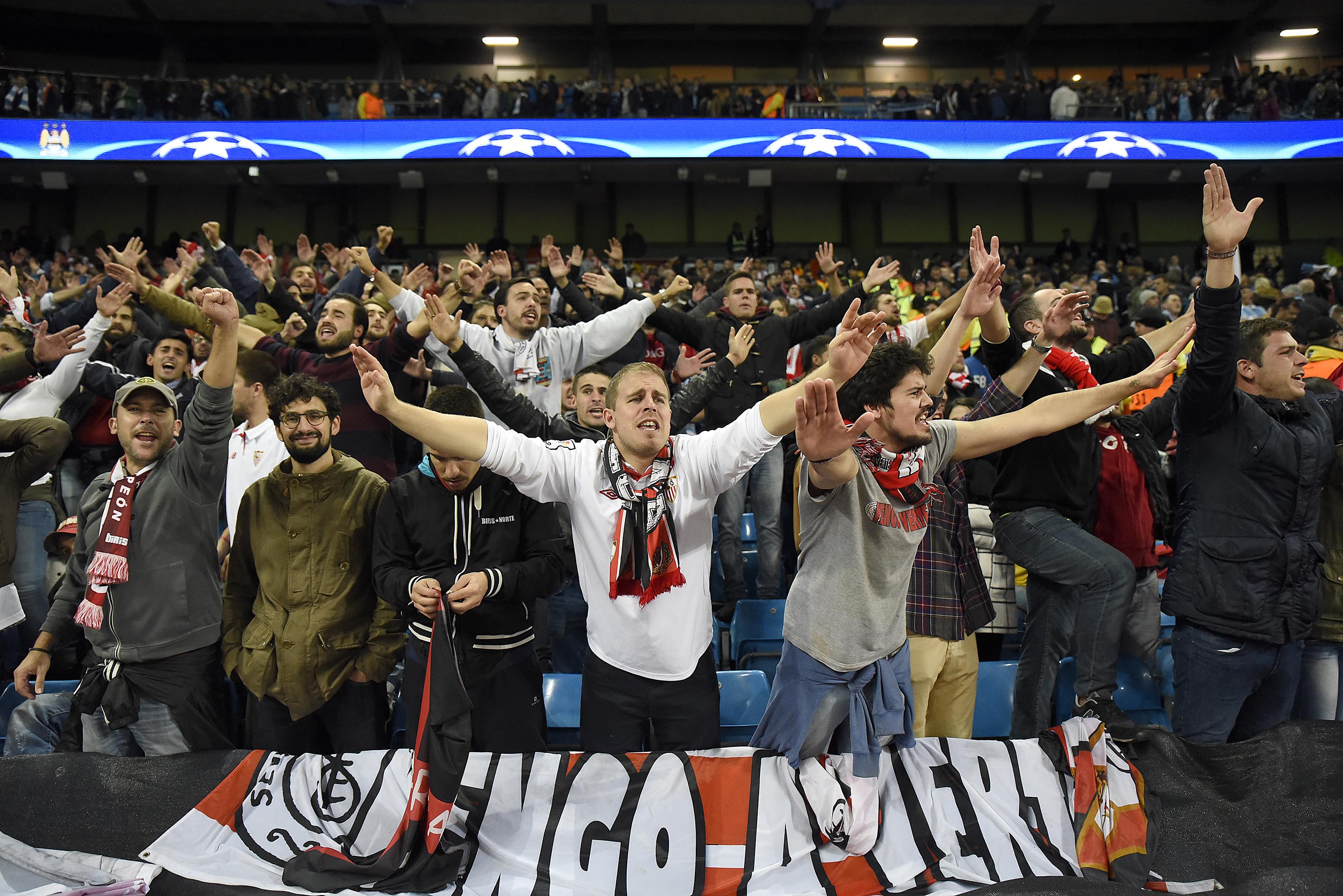 Aficionados del Sevilla FC en el Etihad Stadium