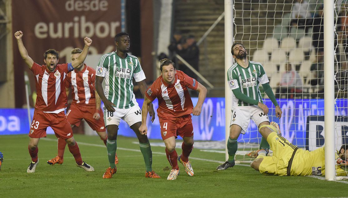 Celebración gol de Krychowiak en Betis-Sevilla FC
