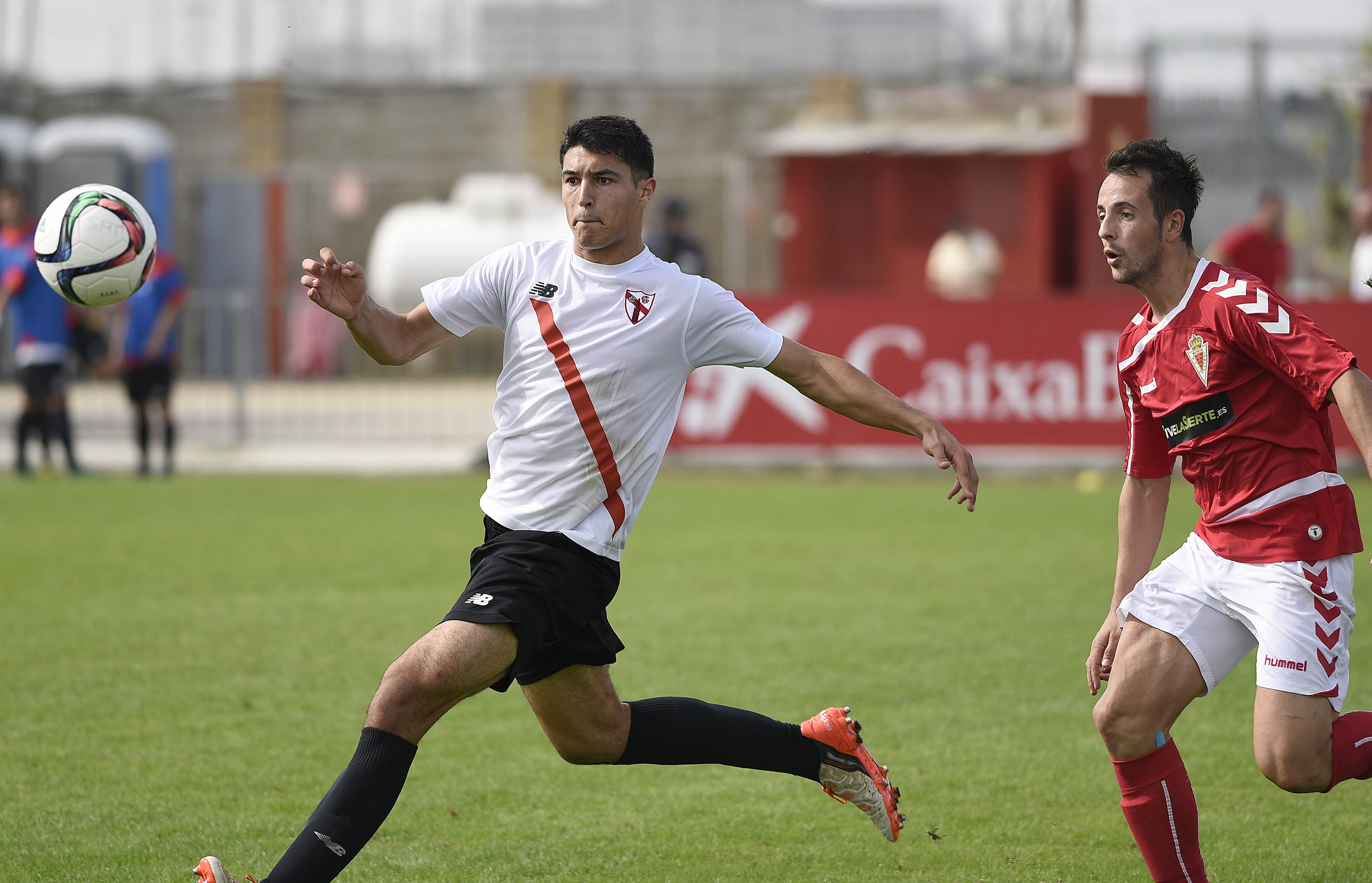 Diego Gonzáleza en una jugada ante el Real Murcia