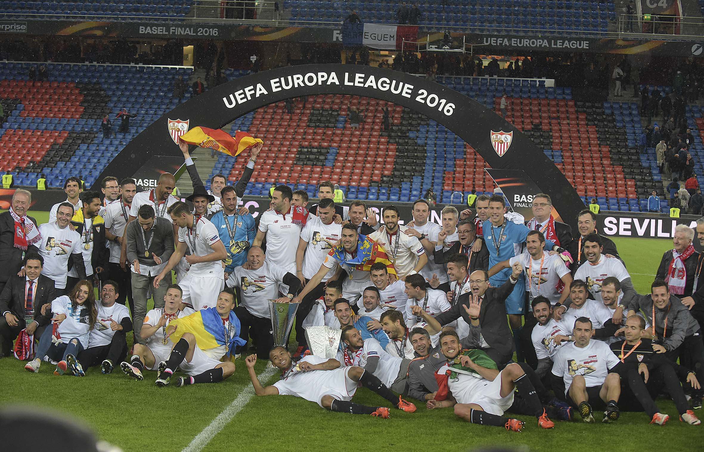 El Sevilla celebra como campeón la quinta Europa League en Basilea