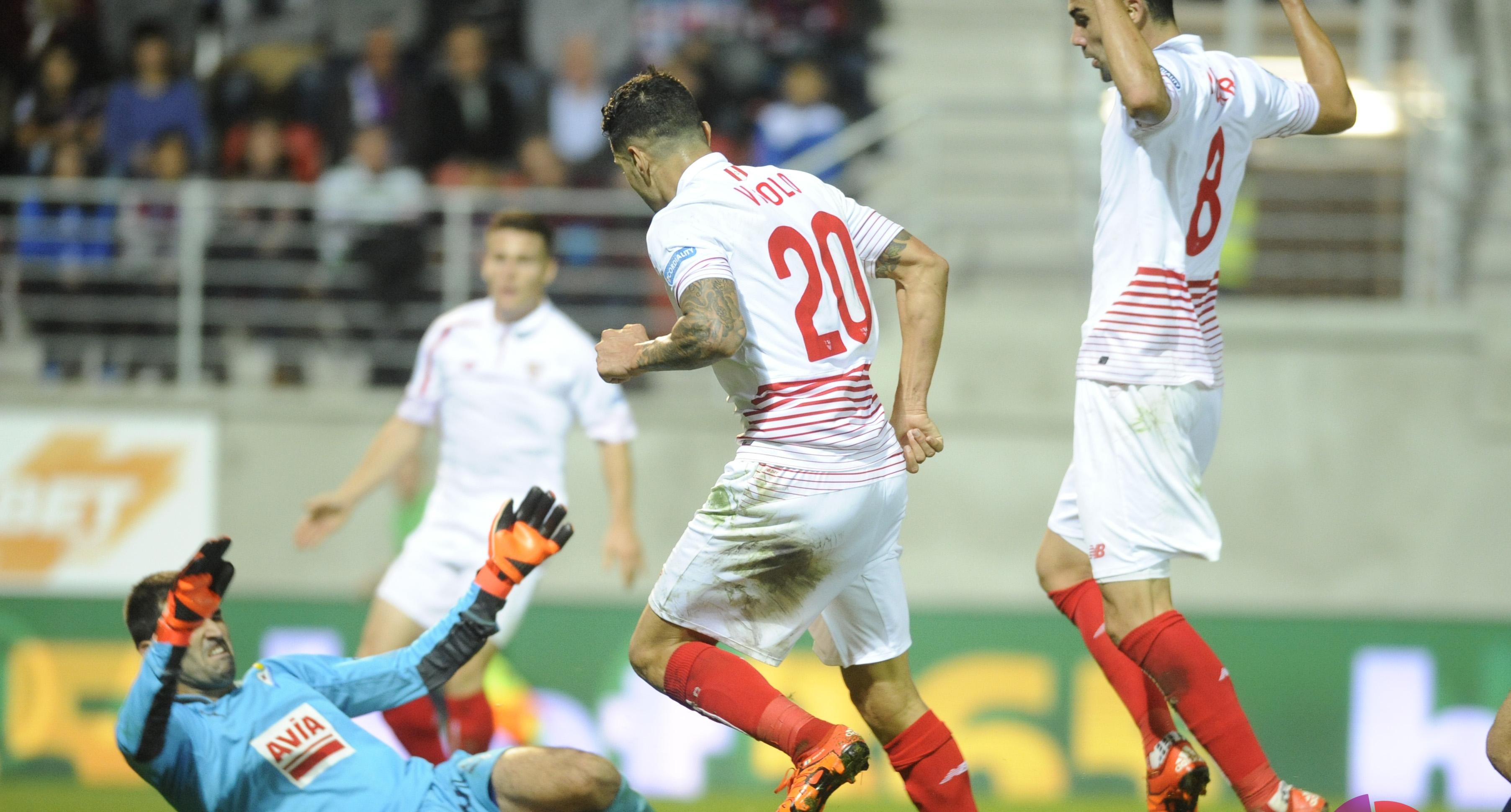 Vitolo, Gameiro e Iborra en una jugada de ataque ante el Eibar