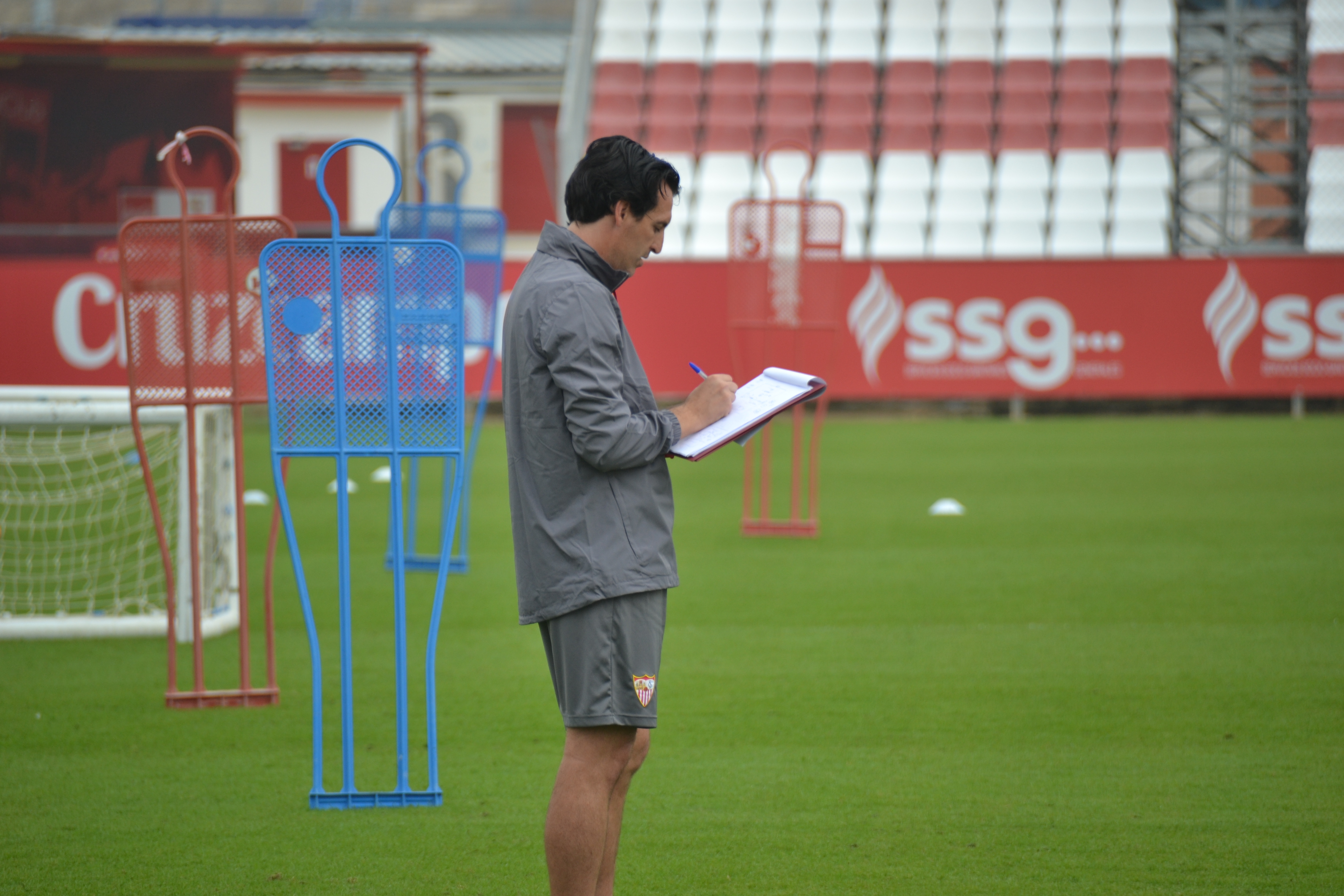 Emery, en el entrenamiento de este jueves previo al Málaga