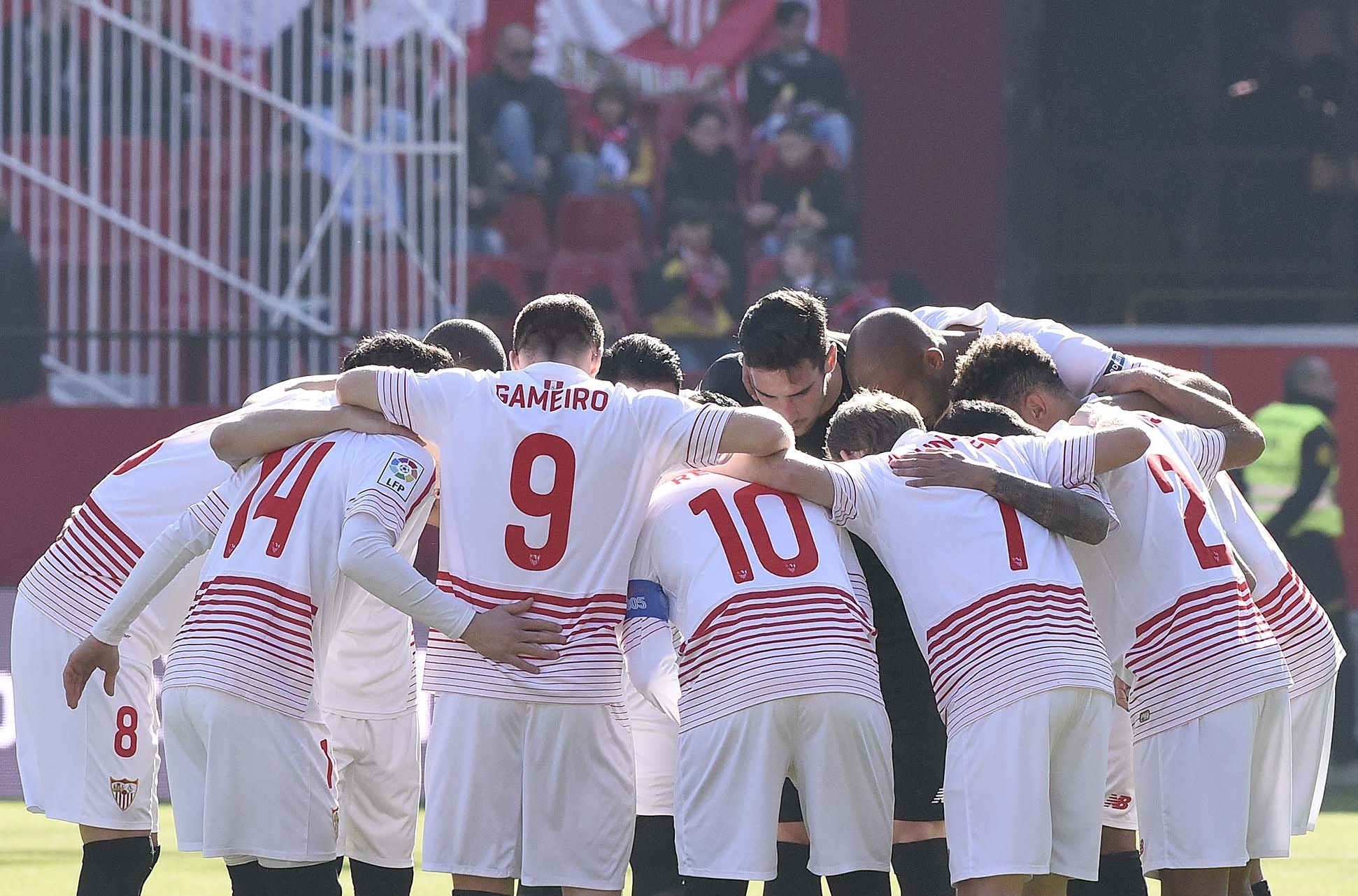 Los jugadores se abrazan antes del Sevilla FC-Levante UD