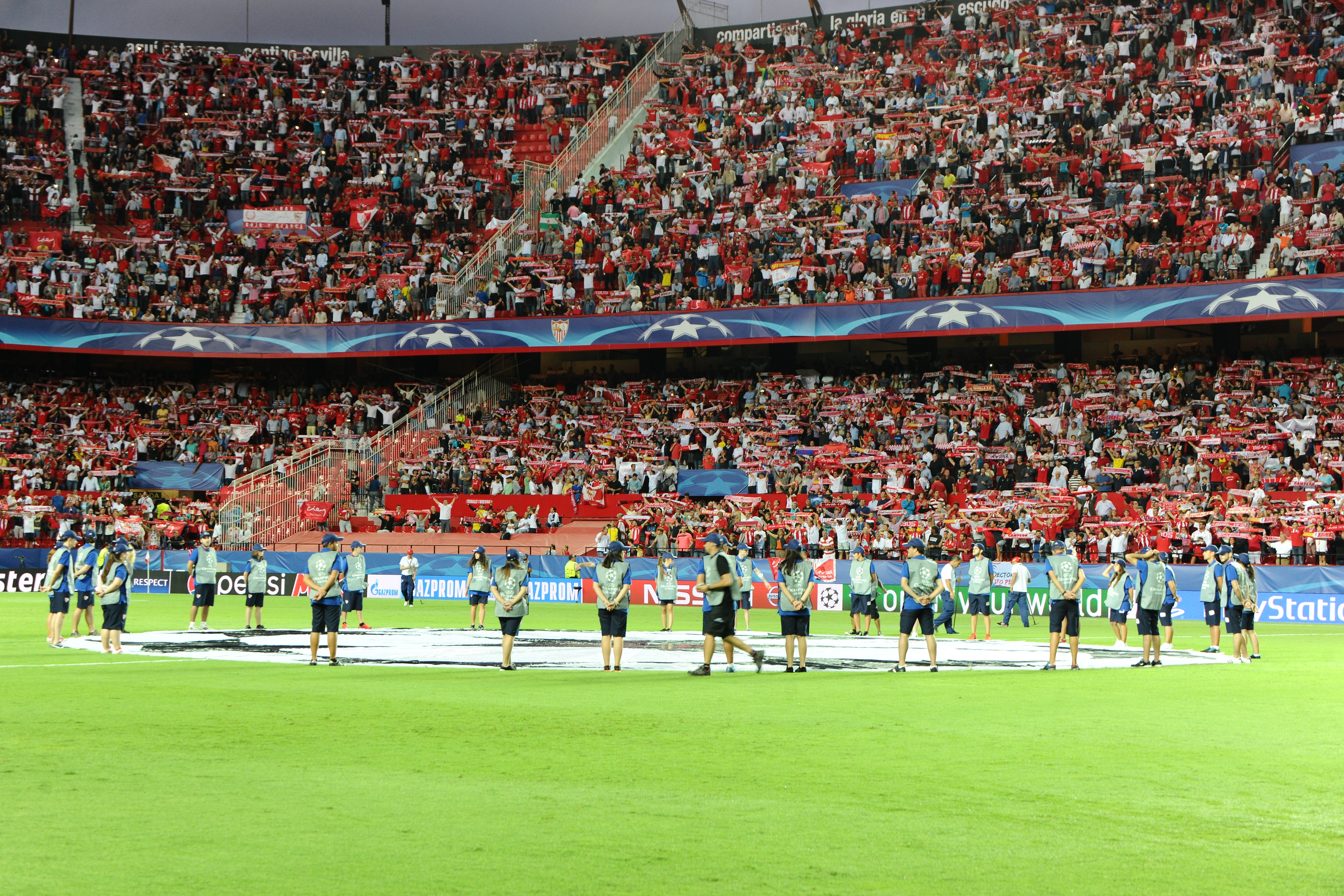 La afición durante el partido de Champions ante el Borussia