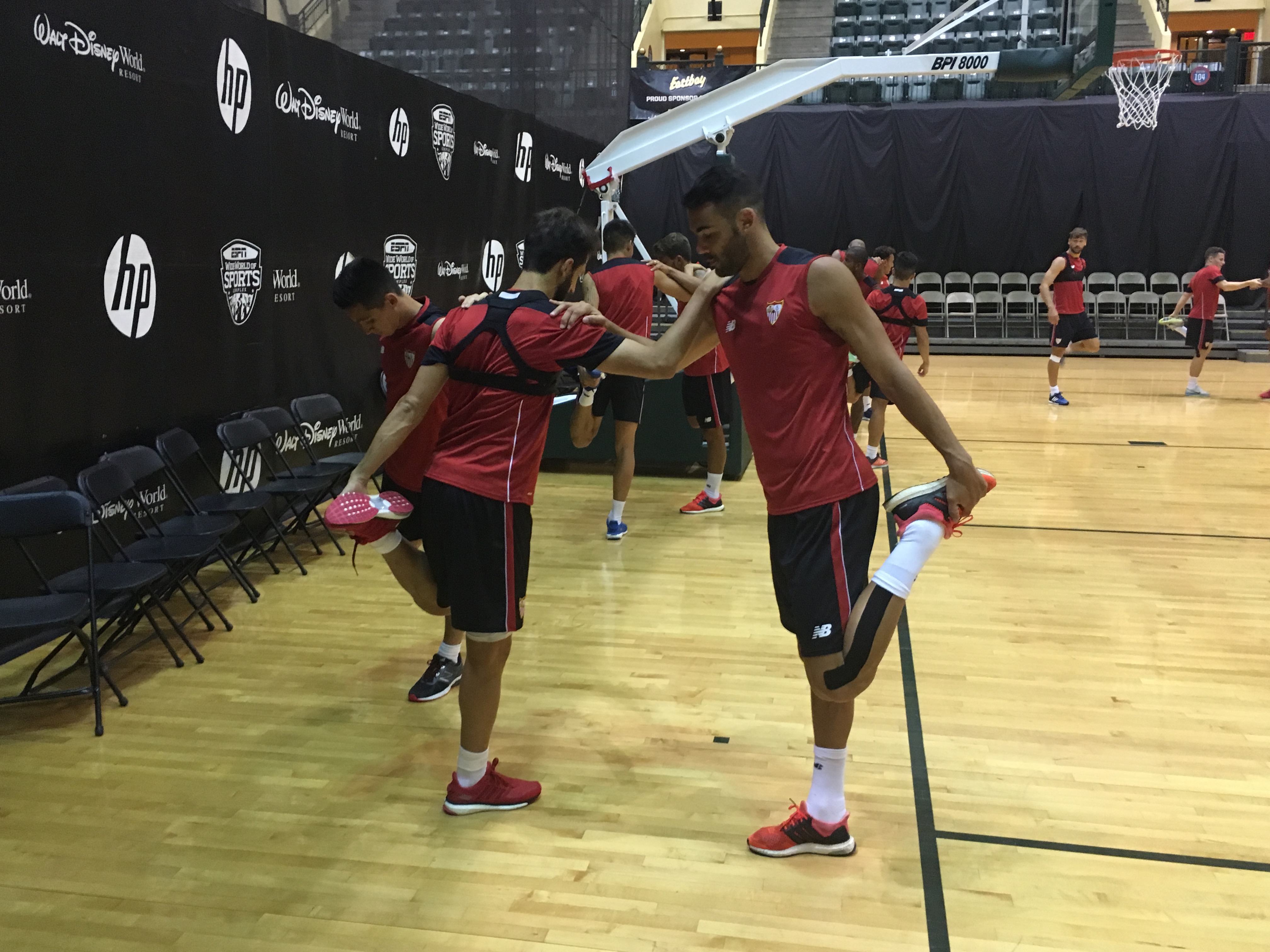 Iborra y Pareja entrenan en el campo de baloncesto del ESPN