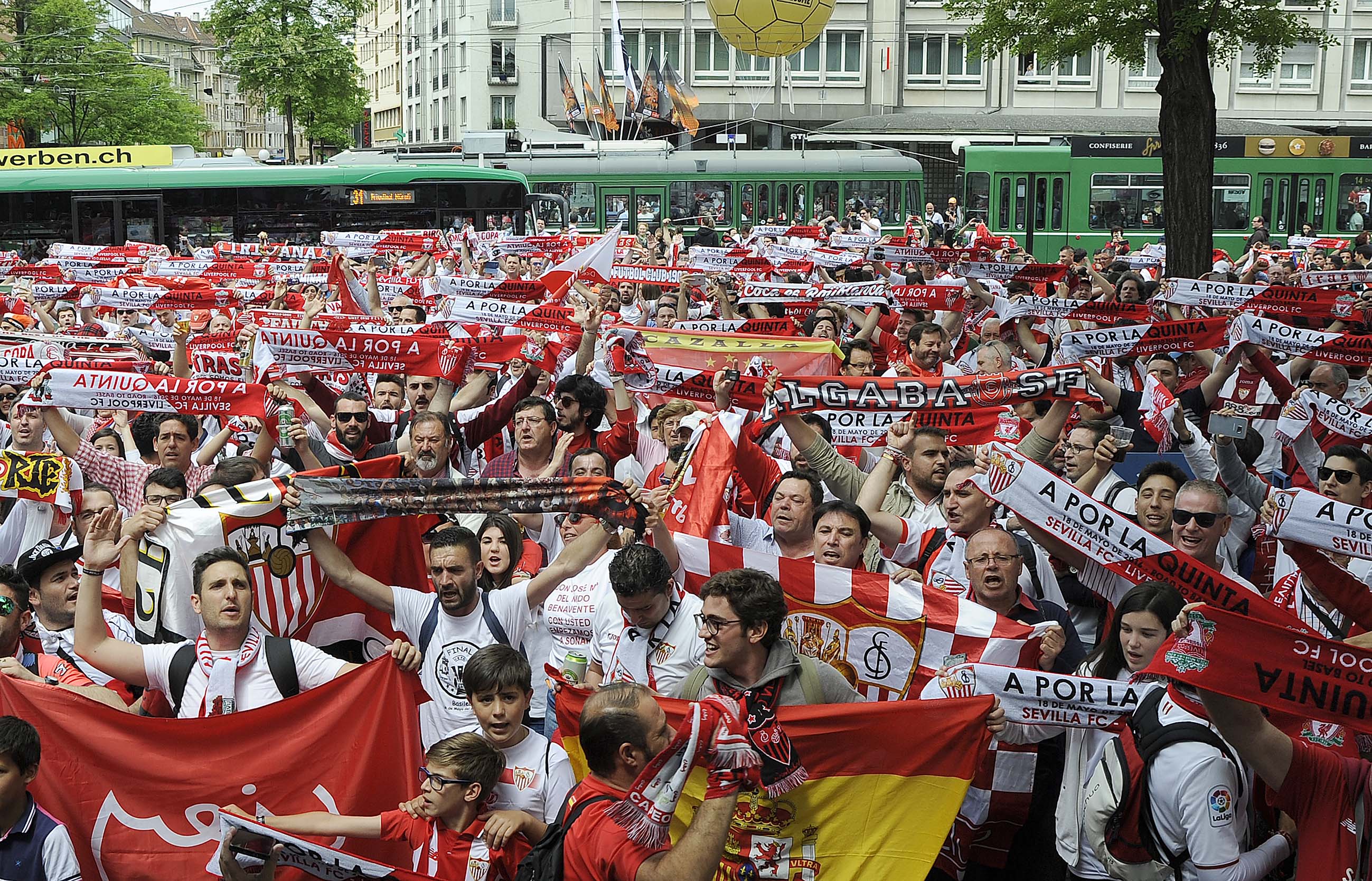 Imagen de aficionados del Sevilla FC en Basilea