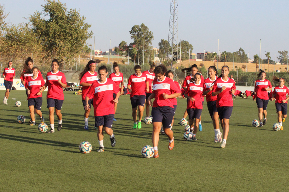 El Sevilla Femenino en un entrenamiento en la ciudad deportiva