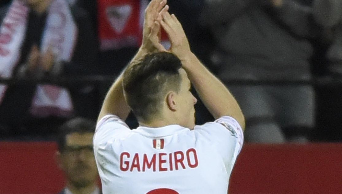 Gameiro aplaude a la afición en el Sevilla FC-Athletic CLub