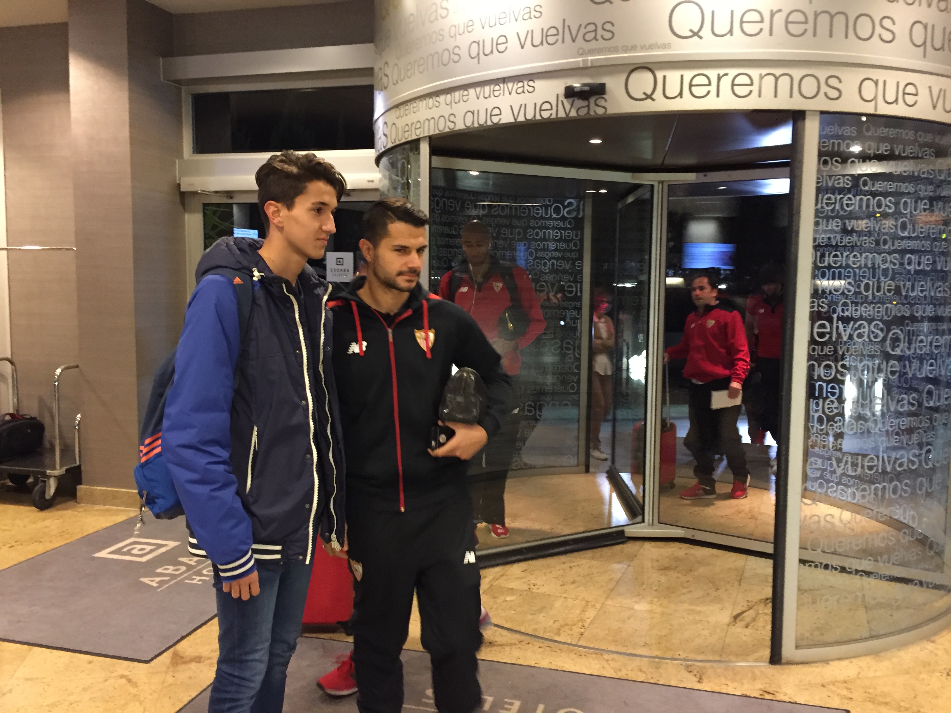 Vitolo posa con un aficionado en en hotel de Granada