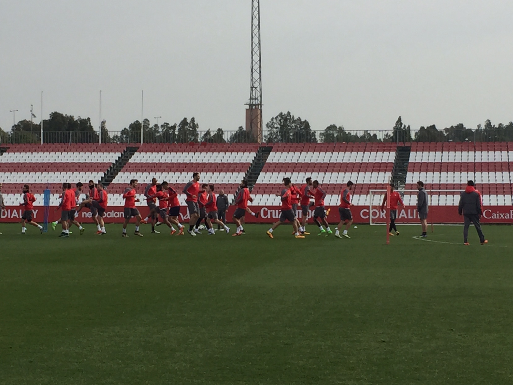El Sevilla FC entrena en el campo principal de la ciudad deportiva