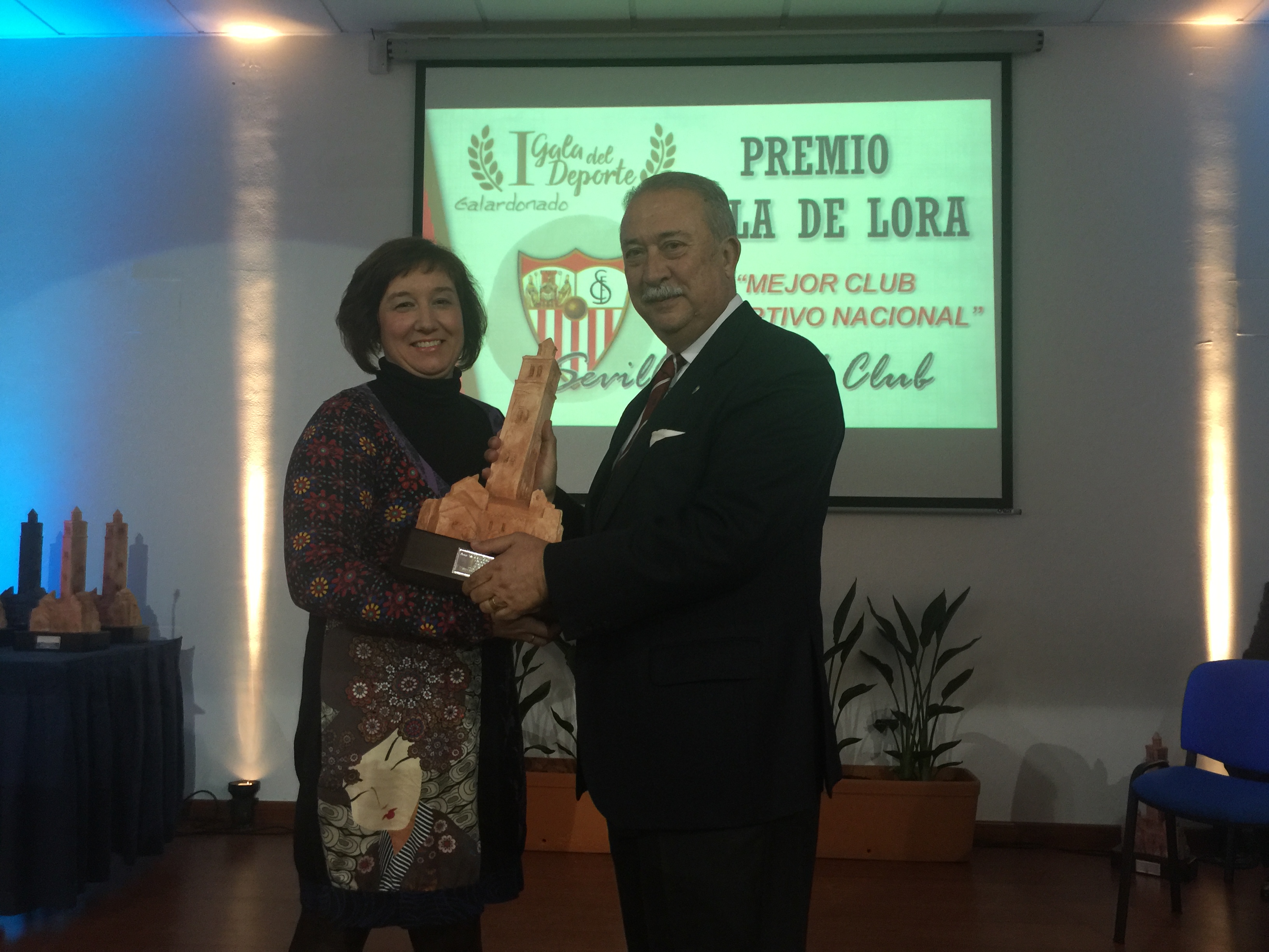 El consejero del Sevilla FC Pedro Ellauri recogió el premio 