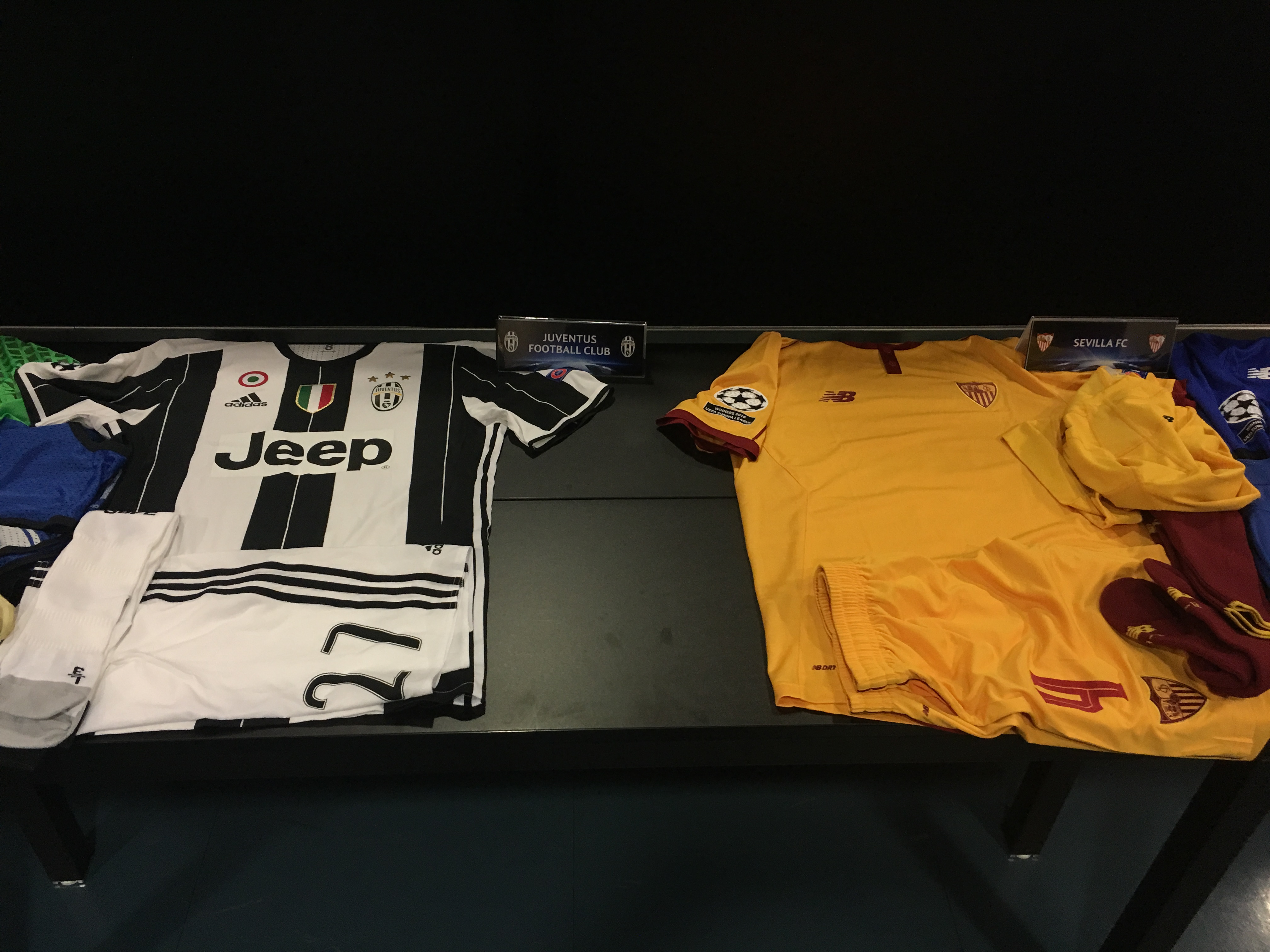 Imagen de las camisetas de la Juventus y el Sevilla FC