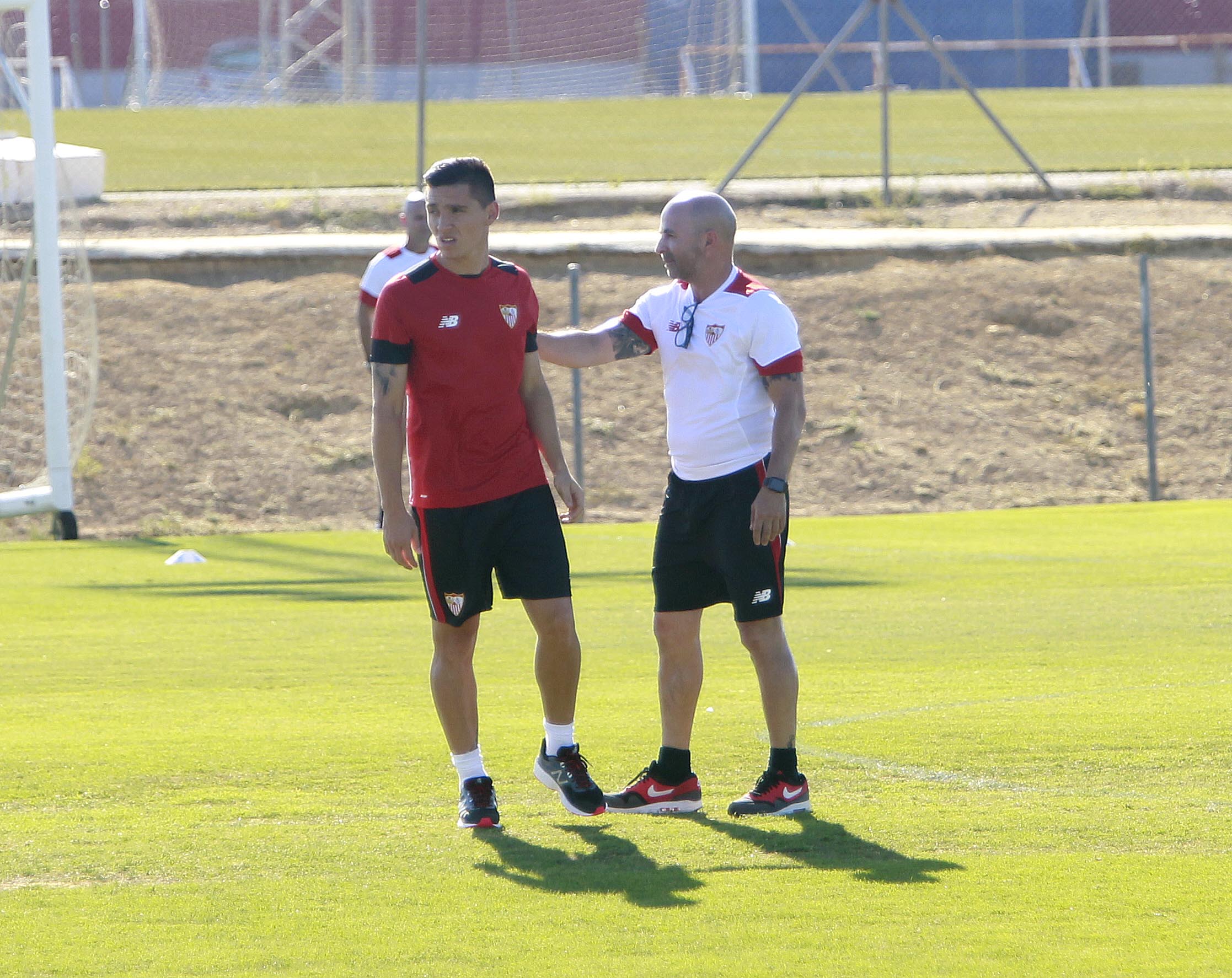 Kraneviter en el entrenamiento del Sevilla FC junto a Sampaoli 