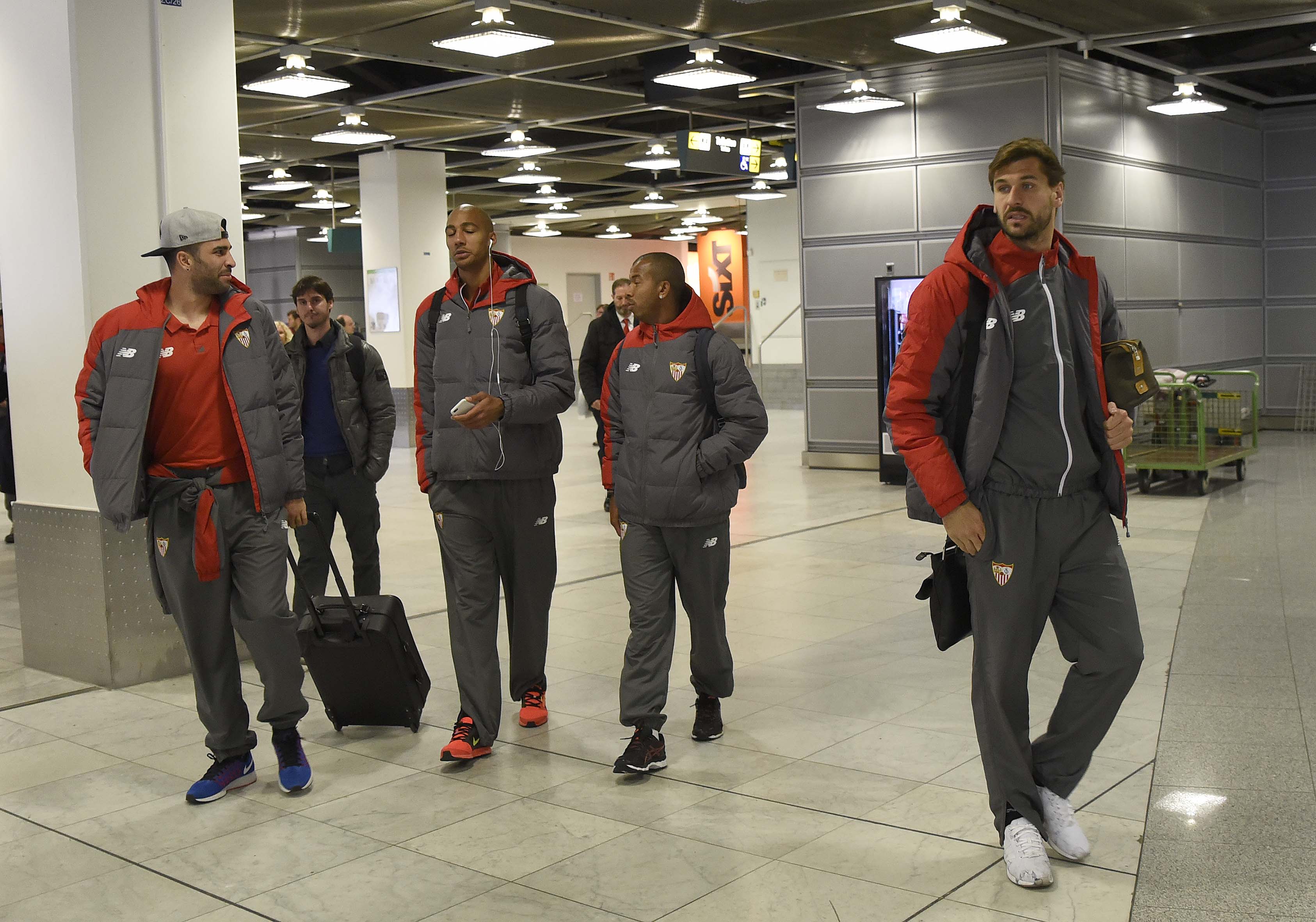 Jugadores del Sevilla FC en el Aeropuerto de Düsseldorf