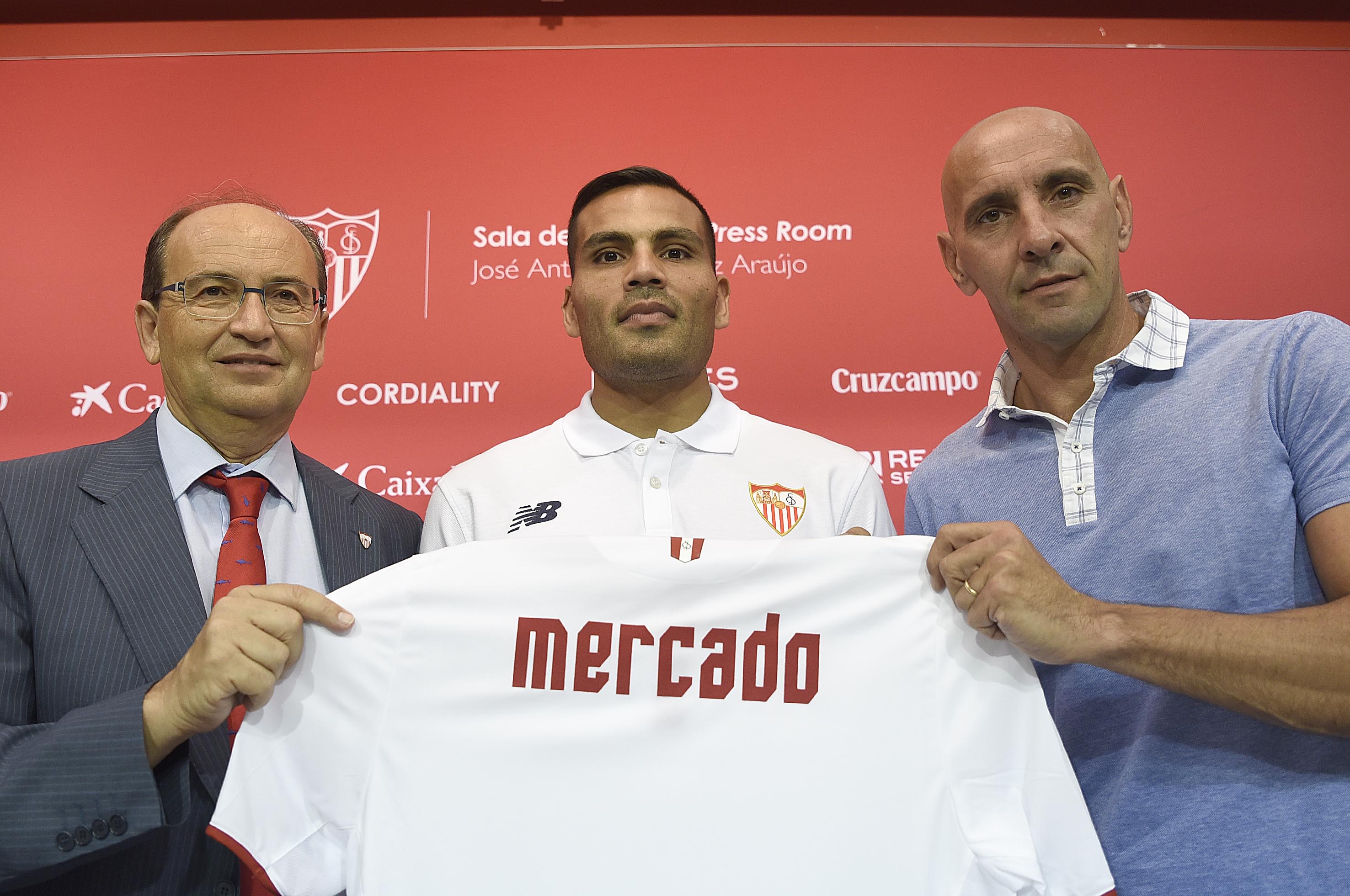 Mercado en su presentación oficial con el Sevilla FC 